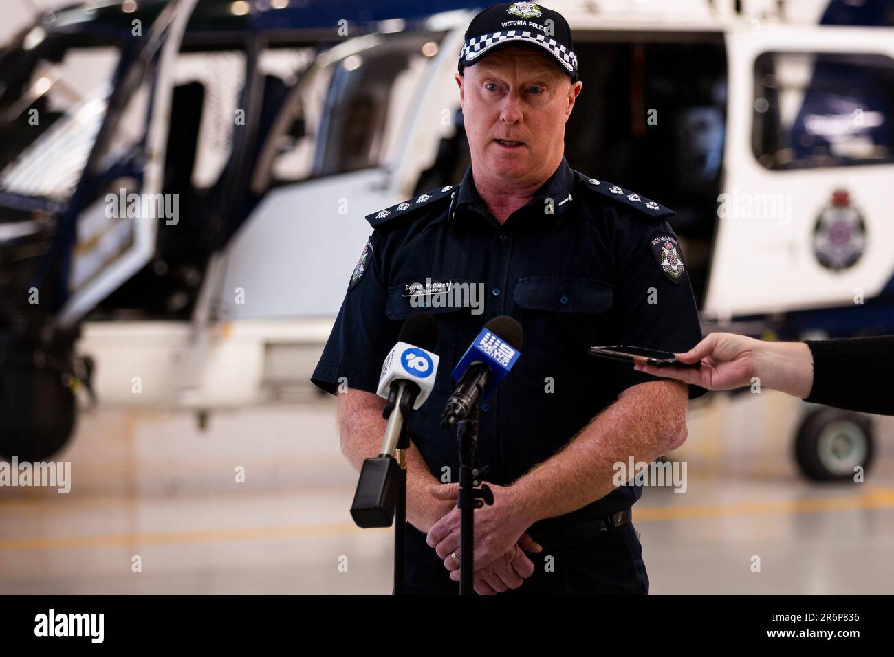 MELBOURNE, AUSTRALIEN - JULI 1: Der kommissarische Inspektor Darren McQueen informiert über die späte Rettung einer Gruppe von Wanderer, die in 75kph Wind auf Felsen gefangen waren, als die Flut in Glenaire letzte Nacht am 1. Juli 2020 in Melbourne, Australien, schnell anstieg. Der Police Air Wing wurde einberufen, um vier festsitzende Wanderer in Glenaire zu retten, etwa 10pm Uhr letzte Nacht und bei 75 km/h Winden. Den Offizieren wurde gesagt, dass zwei Männer, beide 73 Jahre alt, und zwei Frauen, 51 und 49 Jahre alt, von Castle Cove entlang des Great Ocean Walk zum Dinosaur Cove gelaufen waren, als sie durch ein Buschfeuer zum Wasser gezwungen wurden. Die Gruppe hat versucht, zu erreichen Stockfoto