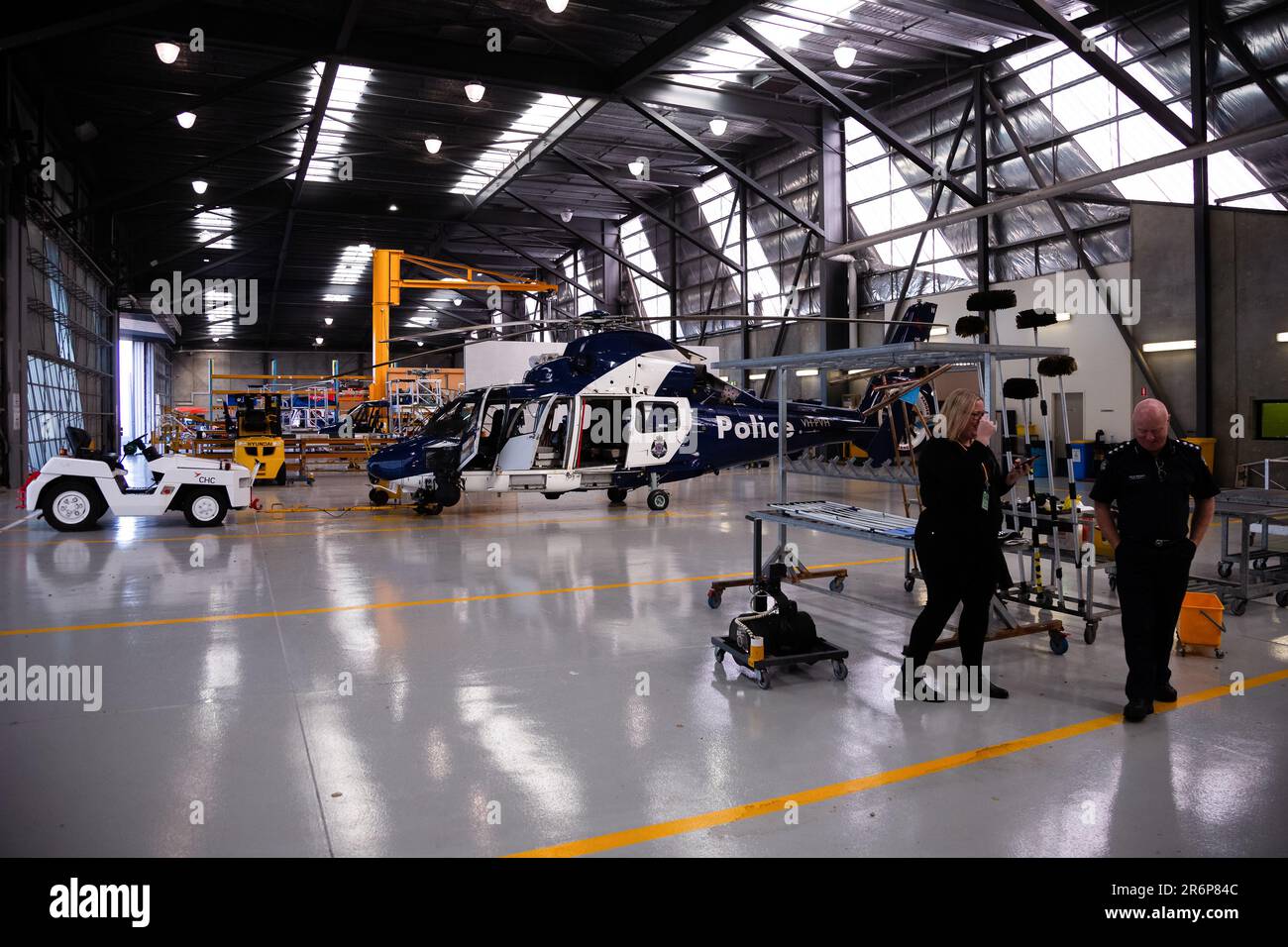 MELBOURNE, AUSTRALIEN - JULI 1: Der amtierende Inspektor Darren McQueen (R) wartet auf eine Pressekonferenz über die Rettung einer Gruppe von Walkern in Glenaire, letzte Nacht am 1. Juli 2020 in Melbourne, Australien. Der Police Air Wing wurde einberufen, um vier festsitzende Wanderer in Glenaire zu retten, etwa 10pm Uhr letzte Nacht und bei 75 km/h Winden. Den Offizieren wurde gesagt, dass zwei Männer, beide 73 Jahre alt, und zwei Frauen, 51 und 49 Jahre alt, von Castle Cove entlang des Great Ocean Walk zum Dinosaur Cove gelaufen waren, als sie durch ein Buschfeuer zum Wasser gezwungen wurden. Die Gruppe versuchte, Johanna Beach zu erreichen, war aber gefangen Stockfoto