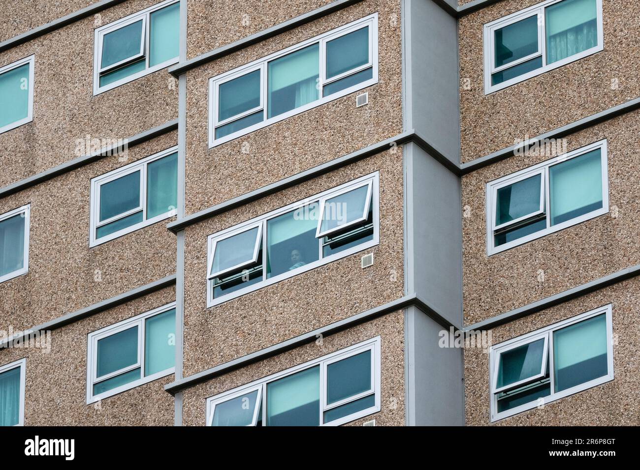 MELBOURNE, AUSTRALIEN - JULI 7: Einwohner können nur durch ihre Fenster schauen, da es ihnen verboten ist, ihre Häuser am dritten vollen Tag der vollständigen Abriegelung von 9 Hochhäusern der wohnungskommission in North Melbourne und Flemington während der COVID-19-Pandemie am 7. Juli 2020 in Melbourne, Australien, zu verlassen. Nachdem er 191 COVID-19-Fälle über Nacht registriert hatte, die Premier Daniel Andrews zwangen, heute bekannt zu geben, dass das gesamte Metropolgebiet Melbourne zusammen mit einem regionalen Zentrum, Mitchell Shire wieder zu Phase drei Lockdowns ab Mittwoch, 8. Juni, Mitchell Shire zurückkehren wird. Der Premier hat diese Schule hinzugefügt Stockfoto