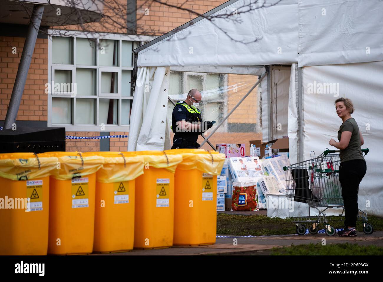 MELBOURNE, AUSTRALIEN - JULI 8: Die dringend benötigten Nahrungsmittel und Vorräte treffen im Wohnkomplex der Sutton Street ein, inmitten des vierten vollen Tages der totalen Abriegelung von 9 Hochhäusern der wohnungskommission in North Melbourne und Flemington während der COVID-19-Pandemie am 8. Juli 2020 in Melbourne, Australien. Nach der Aufzeichnung weiterer 134 COVID-19-Fälle über Nacht zwang Metropolitan Melbourne und eine regionale Grafschaft, zu einer strengen Einschränkung der Stufe 3 zurückzukehren. Neun einkommensschwache Wohnsiedlungen in North Melbourne und Flemington sind weiterhin vollständig abgeriegelt, wo die Spannungen aufflammen und sporadisch festgenommen werden. Victoria h Stockfoto