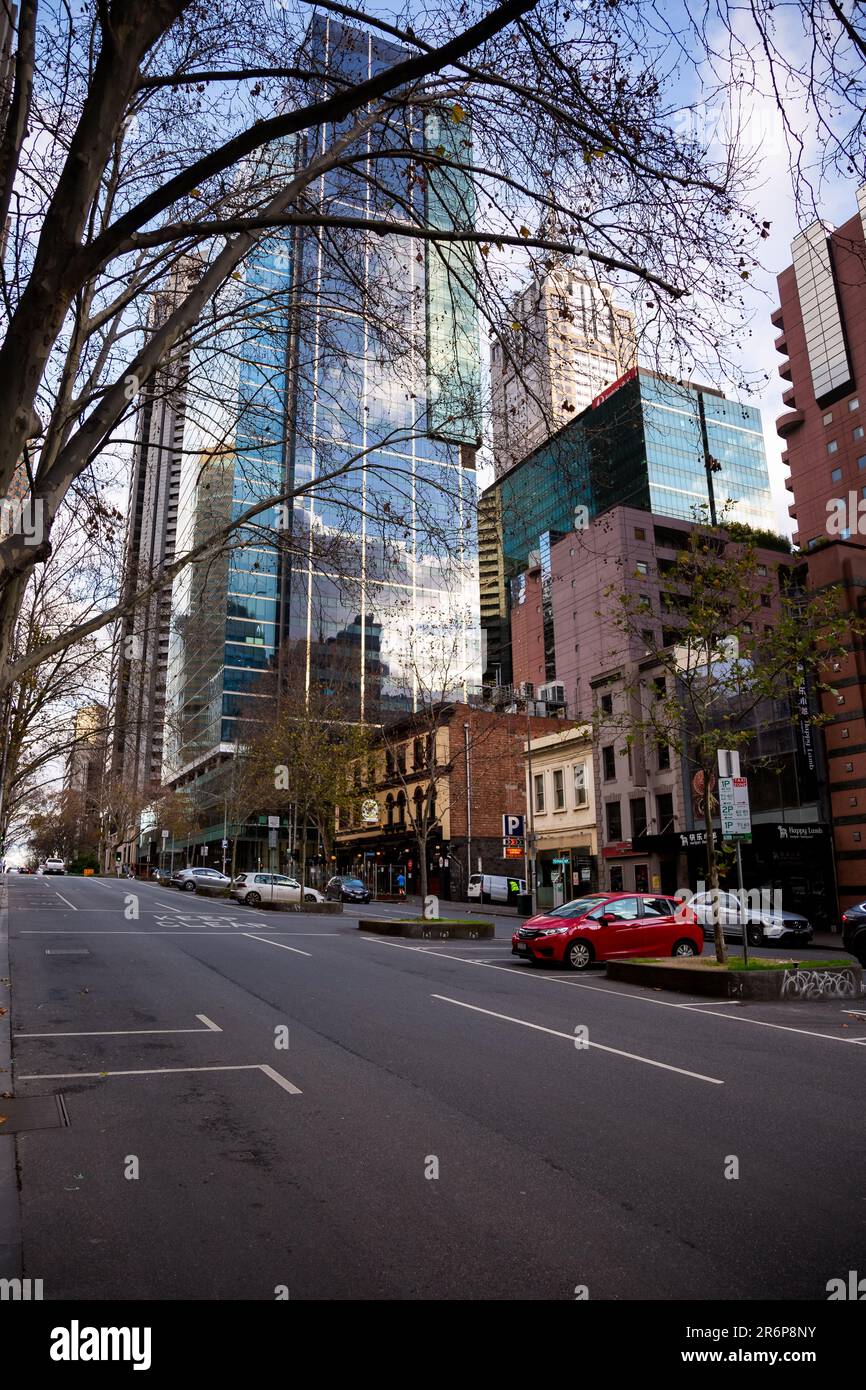 MELBOURNE, AUSTRALIEN - JULI 13: Eine leere Russel Street während der COVID-19-Pandemie am 13. Juli 2020 in Melbourne, Australien. Nach weiteren 177 Fällen über Nacht und weiteren Ausbrüchen in Pflegeheimen, Metropolitan Melbourne und Mitchell Shire sind nach dem Anstieg der aktiven Fälle auf 1.612 in Abriegelung. Die neuen Beschränkungen traten am Donnerstag, dem 9. Juli in Kraft, mit Einwohnern in Sperrgebieten, die für die nächsten sechs Wochen zu Hause bleiben dürfen. Stockfoto