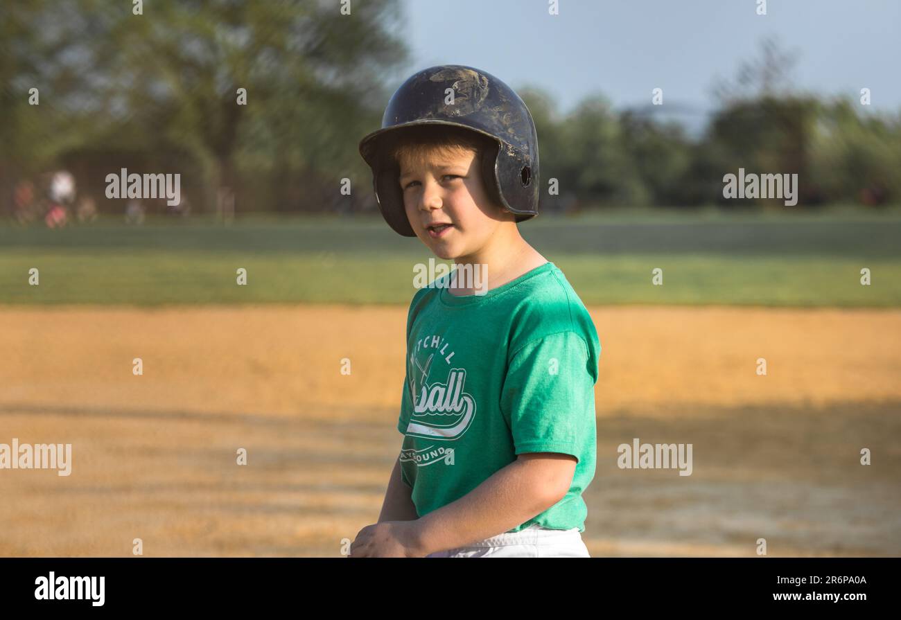 Baseballspieler in Aktion im Stadion, Baseballschläger, der darauf wartet, den Ball zu schlagen. Stockfoto