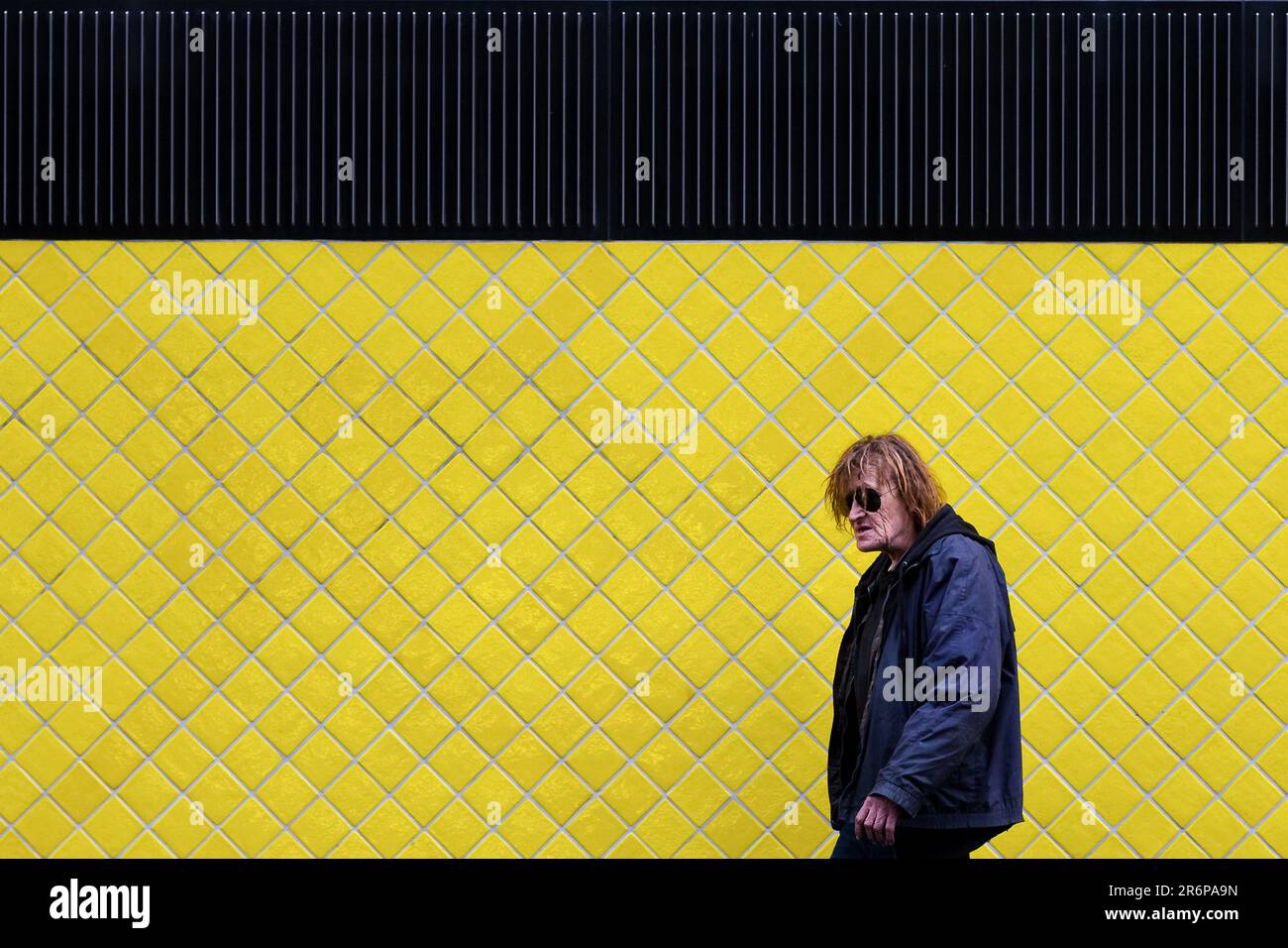 MELBOURNE, VIC - SEPTEMBER 12: Ein Mann geht an einer gelb gefliesten Wand ohne Maske während der Stage 4 Restrictions am 12. September 2020 in Melbourne, Australien. Für die Metropolregion Melbourne gelten ab Sonntag, den 2. August, 6pm Uhr, Einschränkungen der Stufe 4. Dies beinhaltet eine Ausgangssperre jeden Abend von 8pm bis 5am Uhr. Während dieser Zeit dürfen Menschen ihr Haus nur zur Arbeit und aus wesentlichen Gesundheits-, Fürsorge- oder Sicherheitsgründen verlassen. Trotzdem werden mehrere Proteste organisiert, um gegen die drakonischen Beschränkungen im städtischen Melbourne vorzugehen. Es wurde ein Freedom Walk arrangiert, um zu gehen Stockfoto