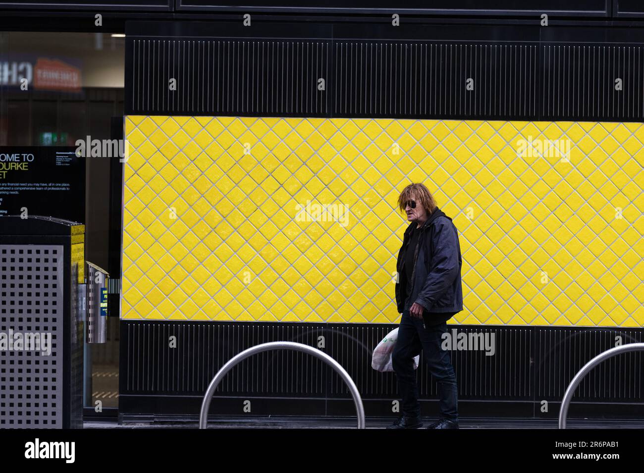 MELBOURNE, VIC - SEPTEMBER 12: Ein Mann geht an einer gelb gefliesten Wand ohne Maske während der Stage 4 Restrictions am 12. September 2020 in Melbourne, Australien. Für die Metropolregion Melbourne gelten ab Sonntag, den 2. August, 6pm Uhr, Einschränkungen der Stufe 4. Dies beinhaltet eine Ausgangssperre jeden Abend von 8pm bis 5am Uhr. Während dieser Zeit dürfen Menschen ihr Haus nur zur Arbeit und aus wesentlichen Gesundheits-, Fürsorge- oder Sicherheitsgründen verlassen. Trotzdem werden mehrere Proteste organisiert, um gegen die drakonischen Beschränkungen im städtischen Melbourne vorzugehen. Es wurde ein Freedom Walk arrangiert, um zu gehen Stockfoto