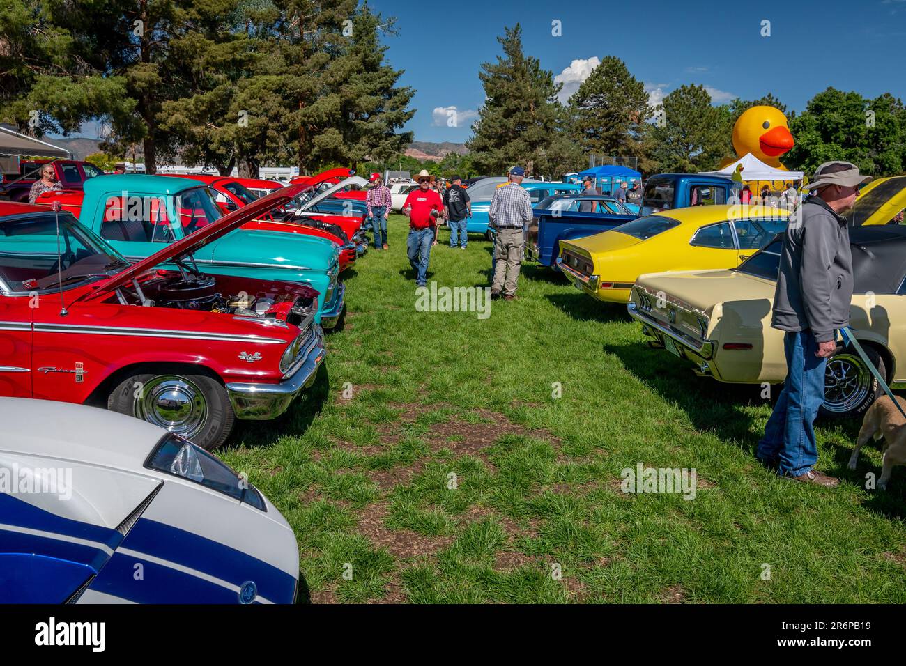 Canon City, CO, USA - 10. Juni 2023: Oldtimer und die Pooople, die sie auf der jährlich stattfindenden Canon Car Club Show 41. auf dem Gelände der Abbey anziehen. Stockfoto