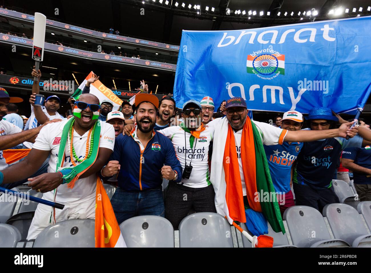 MELBOURNE, AUSTRALIEN - DEZEMBER 27: Die Hard Indian Cricket-Fans werden am zweiten Tag des zweiten Vodafone Test Cricket-Spiels zwischen Australien und Indien auf dem Melbourne Cricket Ground am 27. Dezember 2020 in Melbourne, Australien, dabei gesehen, wie sie ihre Seite anfeuern. (Foto: Dave Hewison/Speed Media/Icon Sportswire) Stockfoto
