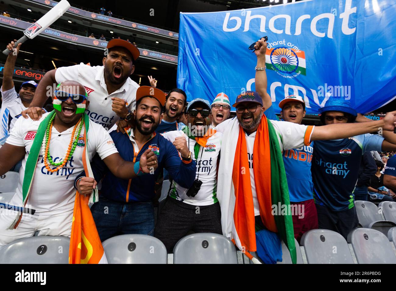 MELBOURNE, AUSTRALIEN - DEZEMBER 27: Die Hard Indian Cricket-Fans werden am zweiten Tag des zweiten Vodafone Test Cricket-Spiels zwischen Australien und Indien auf dem Melbourne Cricket Ground am 27. Dezember 2020 in Melbourne, Australien, dabei gesehen, wie sie ihre Seite anfeuern. (Foto: Dave Hewison/Speed Media/Icon Sportswire) Stockfoto
