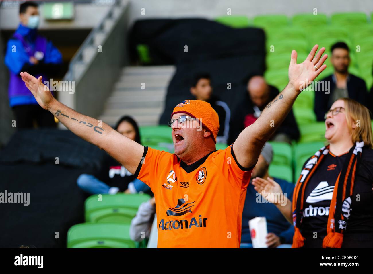 MELBOURNE, AUSTRALIEN - 14. MÄRZ: Ein Brisbane Roar-Fan singt während des Hyundai A-League-Fußballspiels zwischen dem FC Western United und dem FC Brisbane Roar am 14. März 2021 im AAMI Park in Melbourne, Australien. Stockfoto