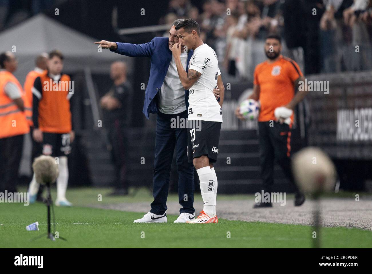 São PAULO, SP - 10.06.2023: CORINTHIANS X Cuiabá - Vanderlei Luxemburgo spricht mit Ruan Oliveira während des Spiels zwischen Corinthians und Cuiabá in der Neo Química Arena in São Paulo, SP. Das Spiel gilt für die 10. Runde des Brasileirão 2023. (Foto: Marco Galvão/Fotoarena) Stockfoto