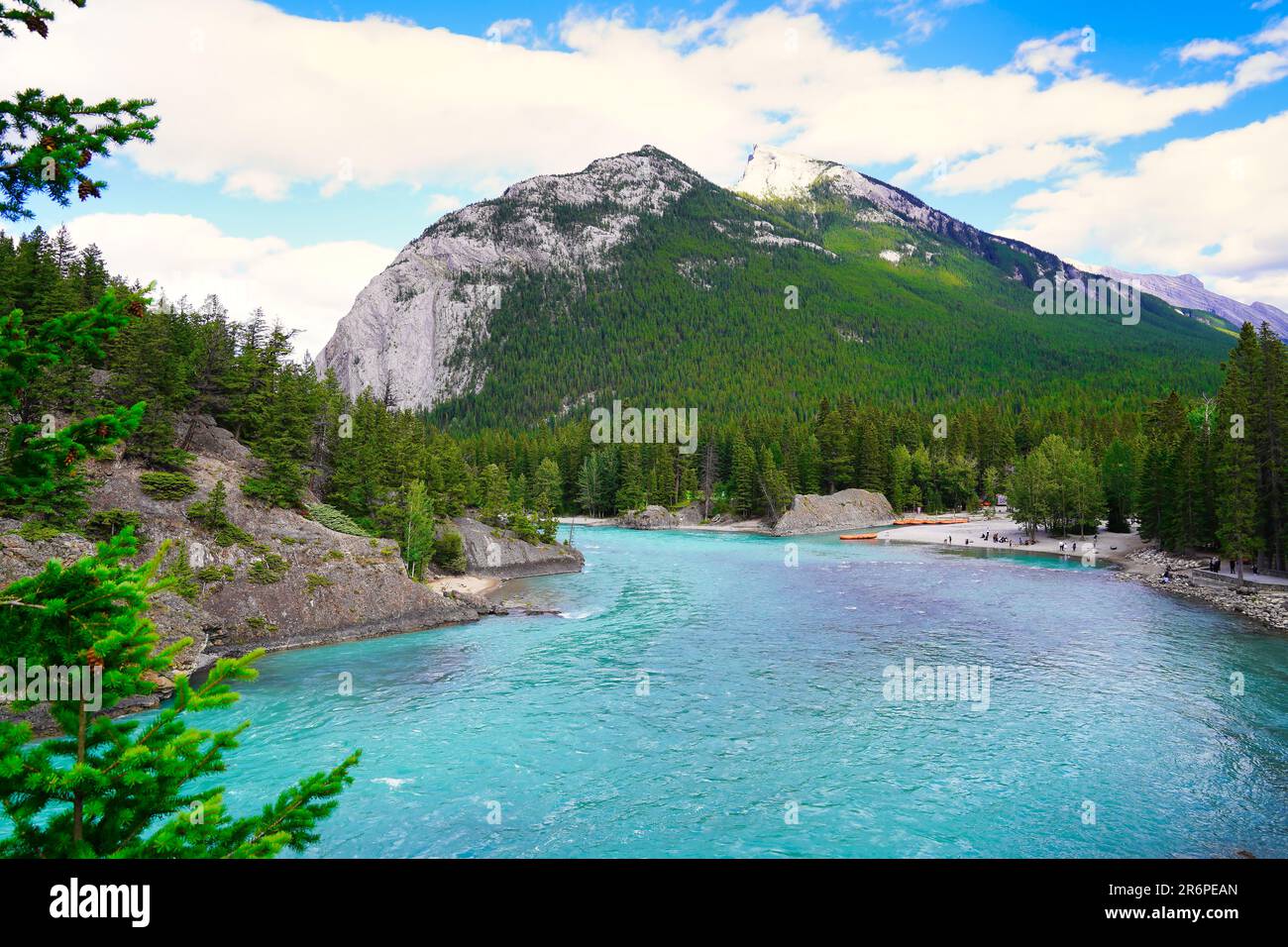 Der Bow River zieht sich von Banff in den Kanadischen rockies an der Rückseite des Mount Rundle vorbei Stockfoto