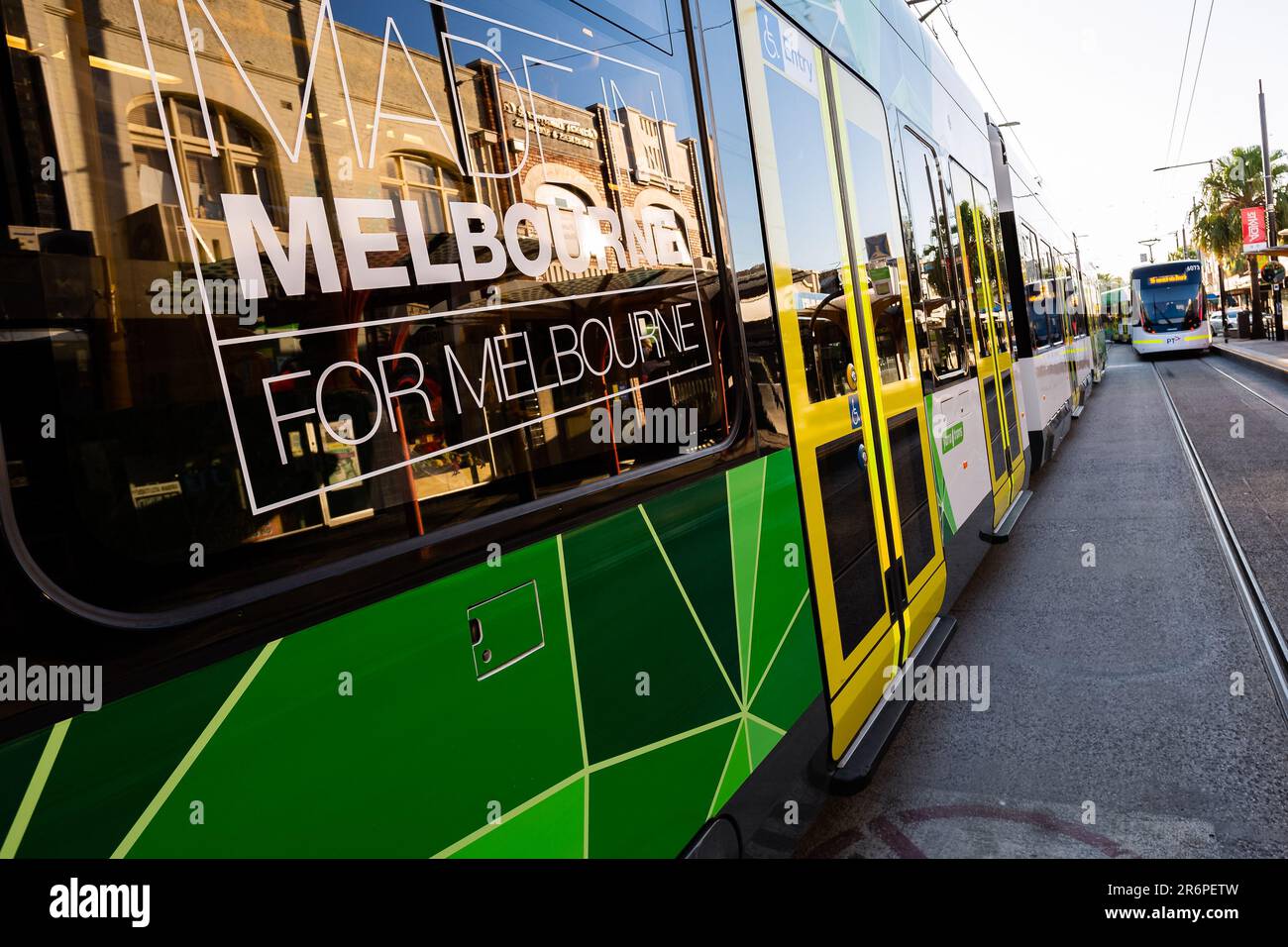 Die Straßenbahn 96 in St. Kilda Melbourne, die normalerweise voller Menschen ist, ist am 09. April 2020 wegen COVID 19 in Melbourne, Australien, leer. Stockfoto