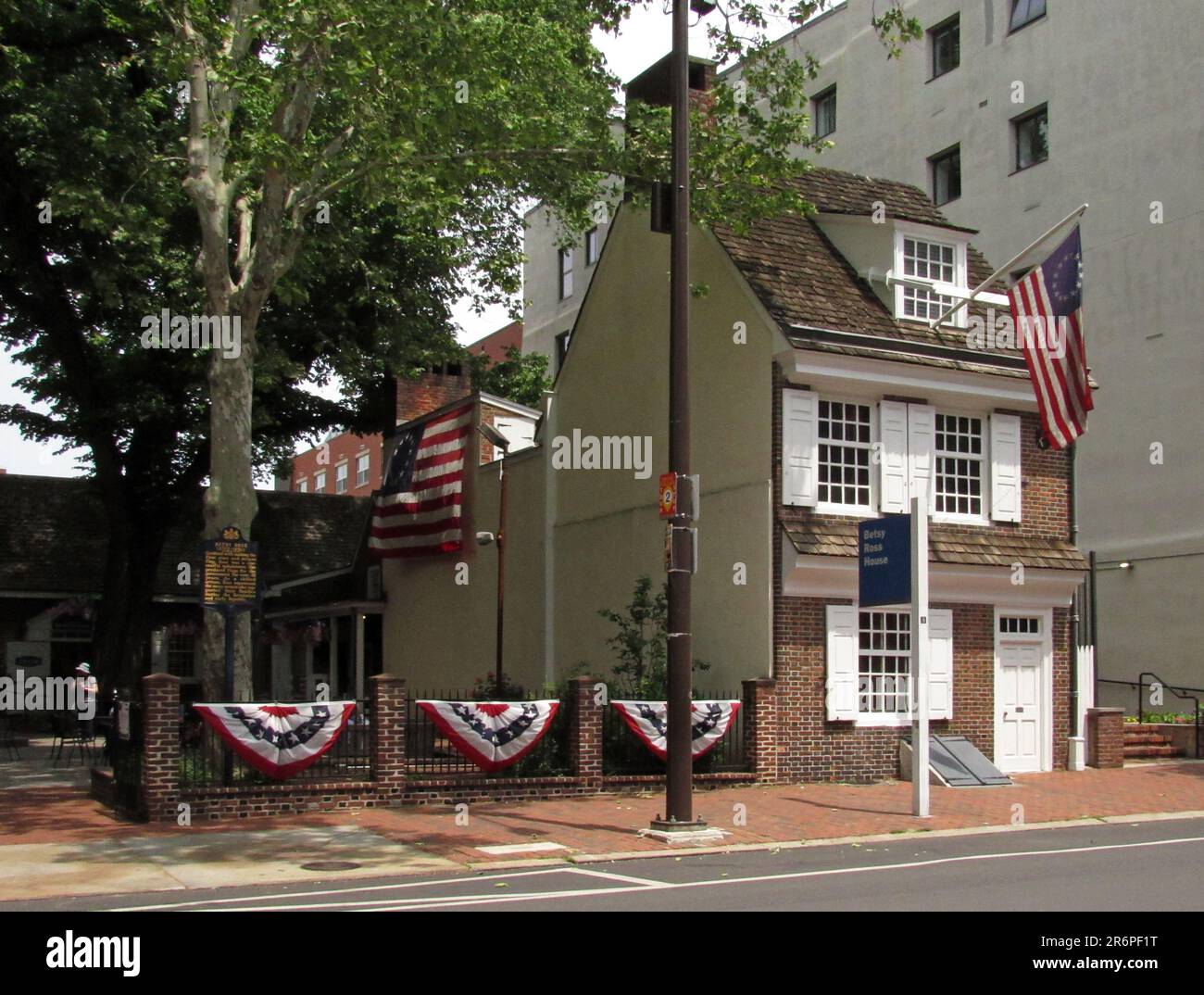 Flaggen zieren das Betsy Ross House in der Arch Street in Philadelphia, Pennsylvania. Stockfoto