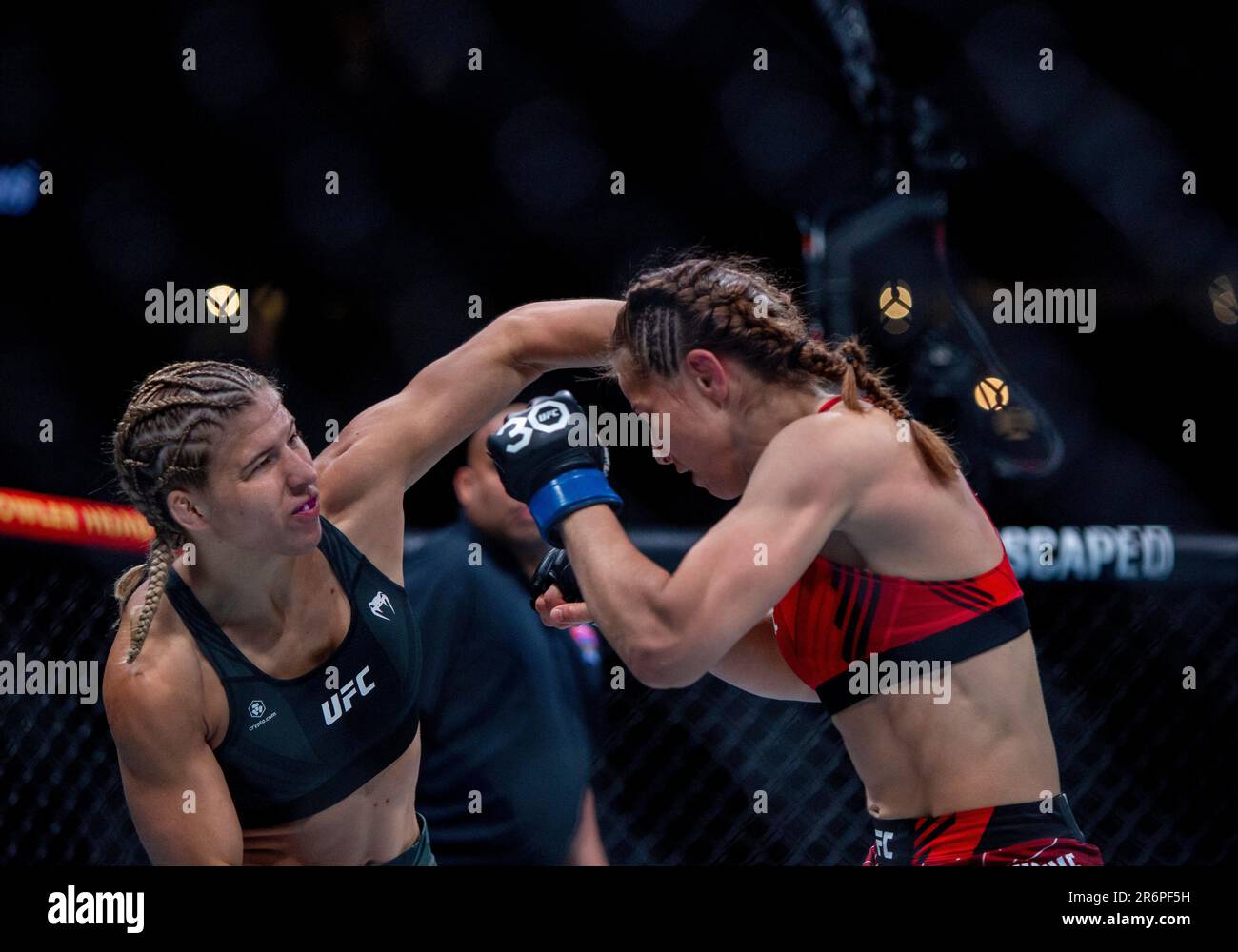 10. Juni 2023, Vancouver, Vancouver/BC, Kanada: VANCOUVER, BRITISH COLUMBIA - 10. JUNI: (L-R) Miranda Maverick schlägt Jasmine Jasudavicius während der UFC 289-Veranstaltung in der Rogers Arena am 10. Juni 2023 in Vancouver, British Columbia. (Kreditbild: © Tomaz Jr/PX Imagens via ZUMA Press Wire) NUR REDAKTIONELLE VERWENDUNG! Nicht für den kommerziellen GEBRAUCH! Kredit: ZUMA Press, Inc./Alamy Live News Stockfoto