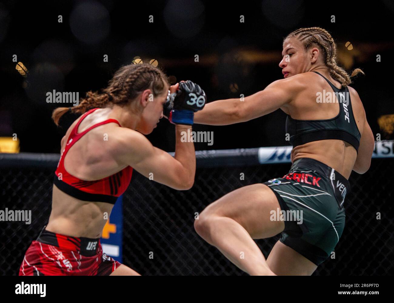 10. Juni 2023, Vancouver, Vancouver/BC, Kanada: VANCOUVER, BRITISH COLUMBIA - 10. JUNI: (R-L) Jasmine Jasudavicius schlägt Miranda Maverick während der UFC 289-Veranstaltung in der Rogers Arena am 10. Juni 2023 in Vancouver, British Columbia. (Kreditbild: © Tomaz Jr/PX Imagens via ZUMA Press Wire) NUR REDAKTIONELLE VERWENDUNG! Nicht für den kommerziellen GEBRAUCH! Kredit: ZUMA Press, Inc./Alamy Live News Stockfoto