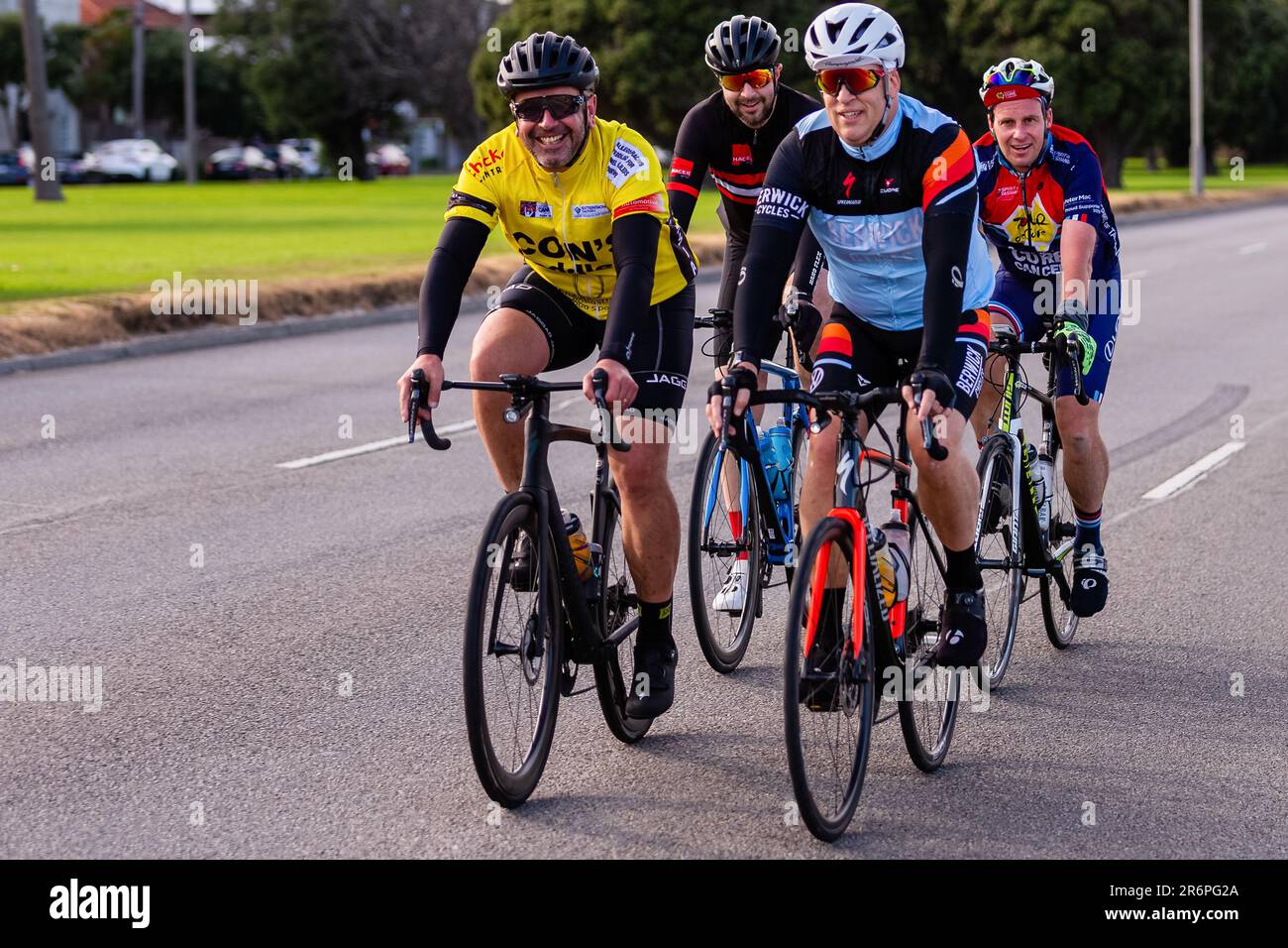 MELBOURNE, AUSTRALIEN - APRIL 25: Radfahrer fahren während der COVID-19-Pandemie am ANZAC Day 25. April 2020 in Melbourne, Australien, entlang der Beaconsfield Parade. Stockfoto