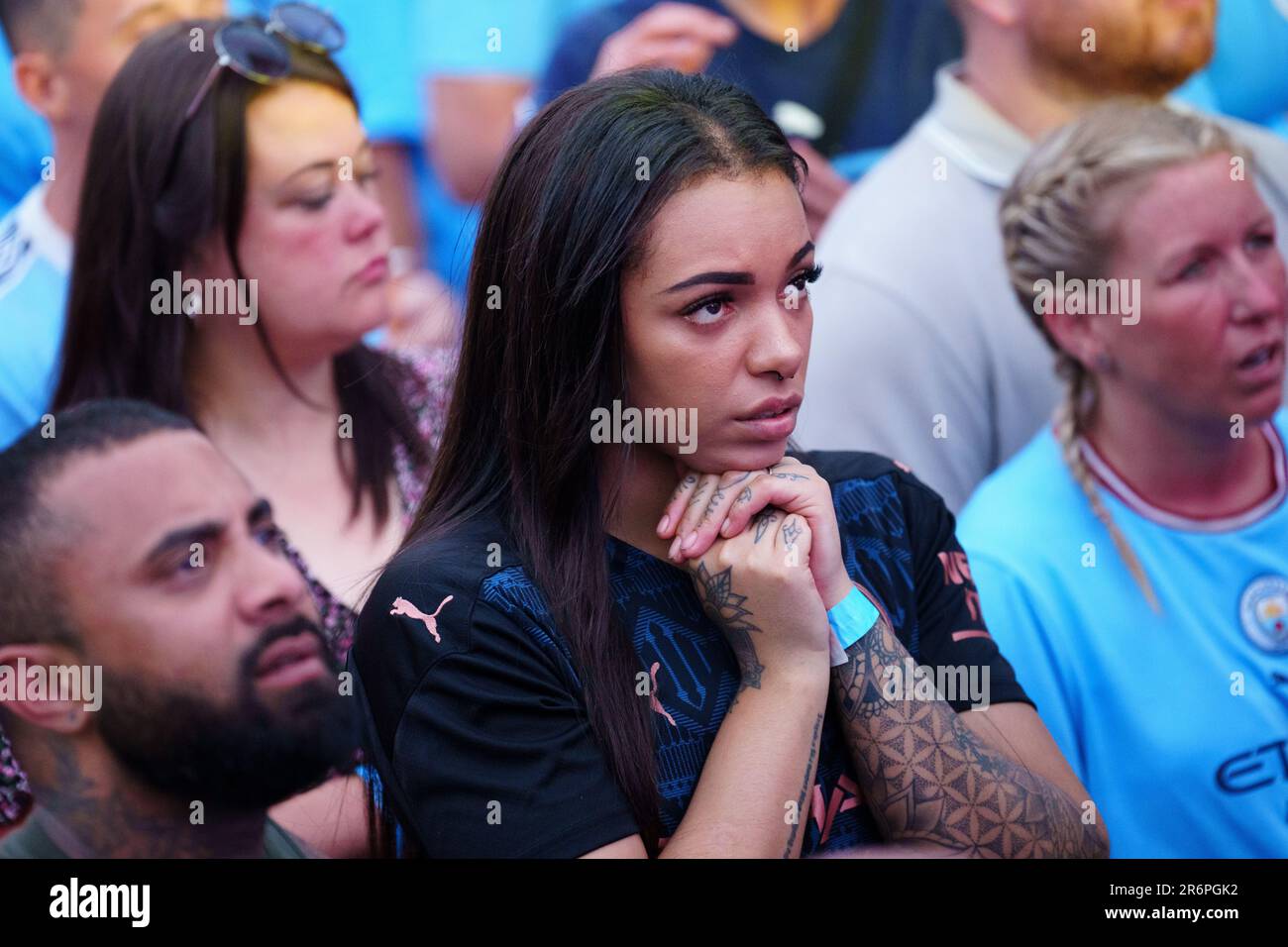 Manchester, Großbritannien. 10. Juni 2023. Die Fans von Manchester City sehen sich das Finale der UEFA Champions League zwischen Manchester City und Inter Mailand am 10. Juni 2023 in einer Fanzone in Manchester an. Kredit: Jon Super/Xinhua/Alamy Live News Stockfoto