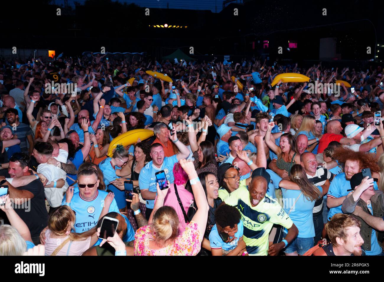 Manchester, Großbritannien. 10. Juni 2023. Die Fans von Manchester City feiern den Sieg des Teams nach dem Finale der UEFA Champions League zwischen Manchester City und Inter Mailand in einer Fanzone in Manchester, Großbritannien, am 10. Juni 2023. Kredit: Jon Super/Xinhua/Alamy Live News Stockfoto