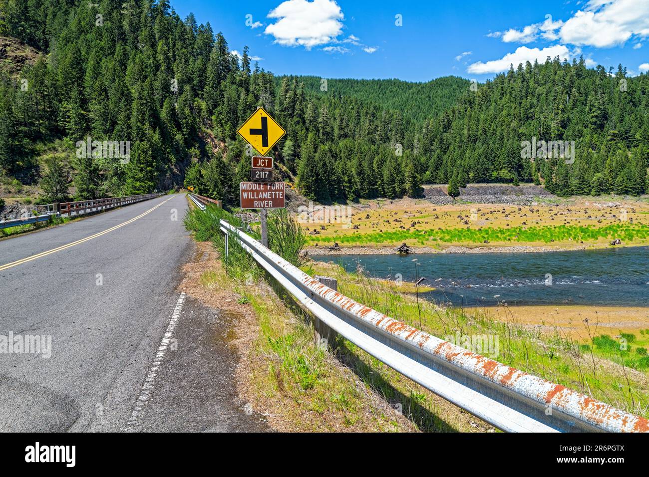 Brücke der National Forest Road 21 über den Willamette River Middle Fork im Umpqua National Forest, Oregon, USA Stockfoto