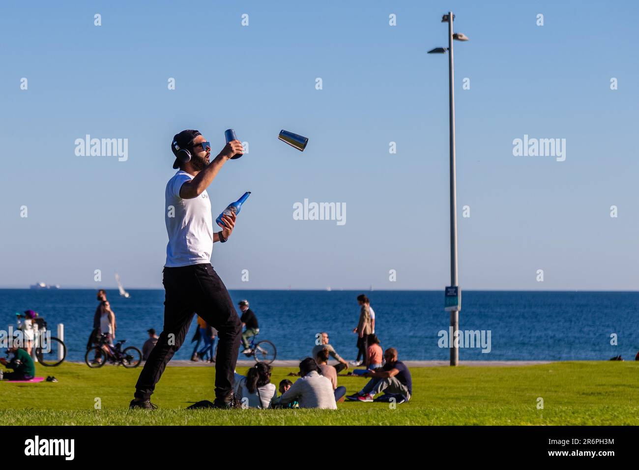 MELBOURNE, AUSTRALIEN - MAI 16: Ein Mann jongliert am Strand in St. Kilda, da die Beschränkungen in Victoria während der COVID-19-Pandemie am 16. Mai 2020 in Melbourne, Australien, gelockert werden. Stockfoto