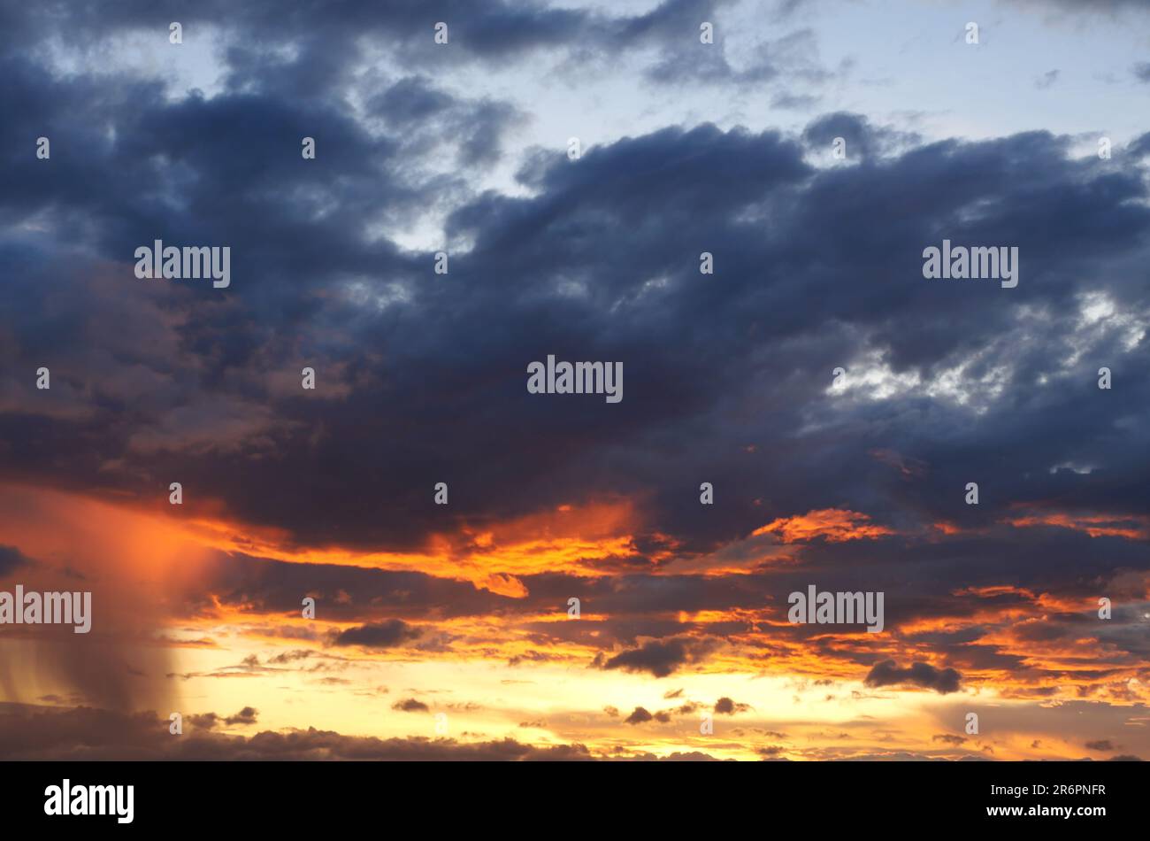 Wolke und blauer Himmel in magischer Stunde bei Sonnenuntergang, der Horizont begann orange zu werden mit violetter Wolke in der Nacht, dramatische Wolkenlandschaft mit Regenfall Stockfoto