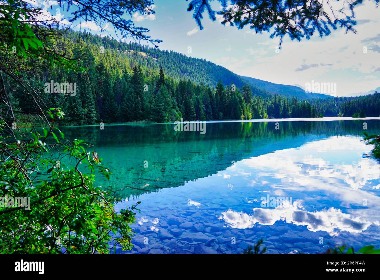 Kristallklares, glasartiges Wasser der Seen in der Region Valley of Five Lakes bei Jasper in den Kanadischen rockies Stockfoto