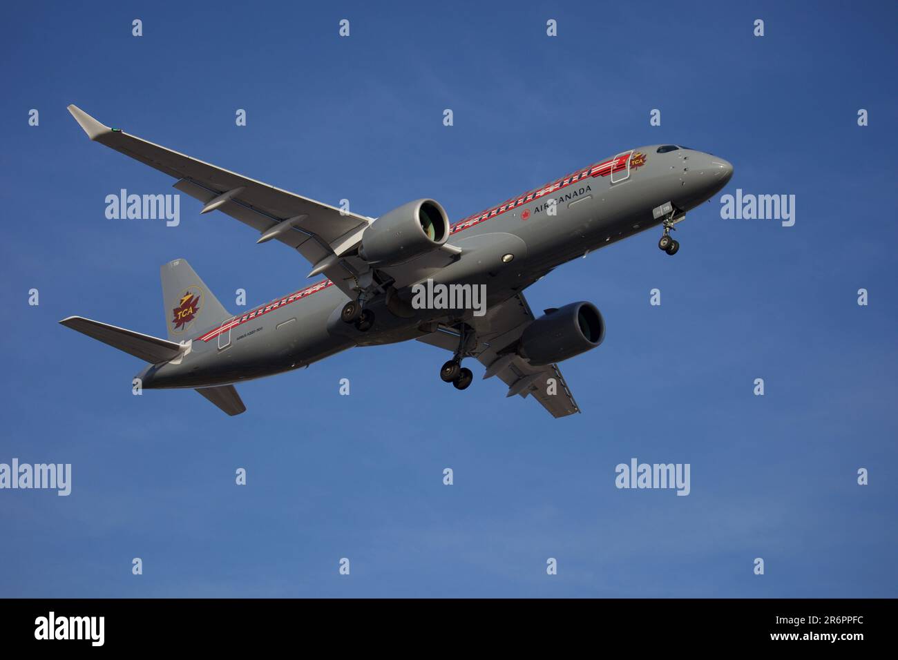 Air Canada Airbus A220-300 in Retro Livery, C-GNBN, Landing at Pearson Airport, Runway 24L. Stockfoto