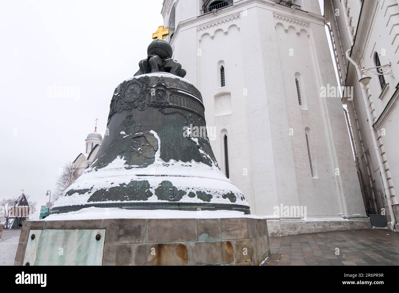 Zarenglocke (Zarenkolokol oder Königliche Glocke, die größte der Welt) in Moskau, Kreml, Russland. Stockfoto