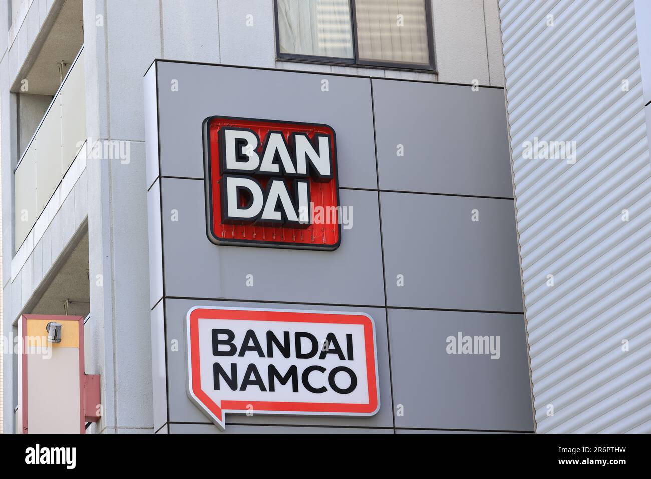 Tokio, Japan - 3. Mai 2023: Bandai-Büro in Asakusa, Tokio. Bandai ist eines der großen japanischen multinationalen Spielzeughersteller und -Distributoren Stockfoto