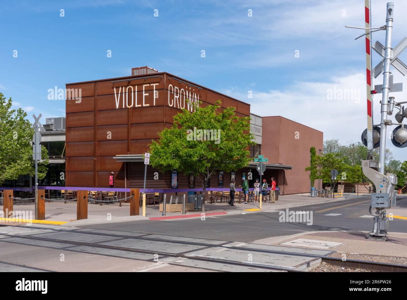 Violet Crown Cinema by Railroad Crossing im Railyard District in Santa Fe, New, Mexiko, USA. Stockfoto