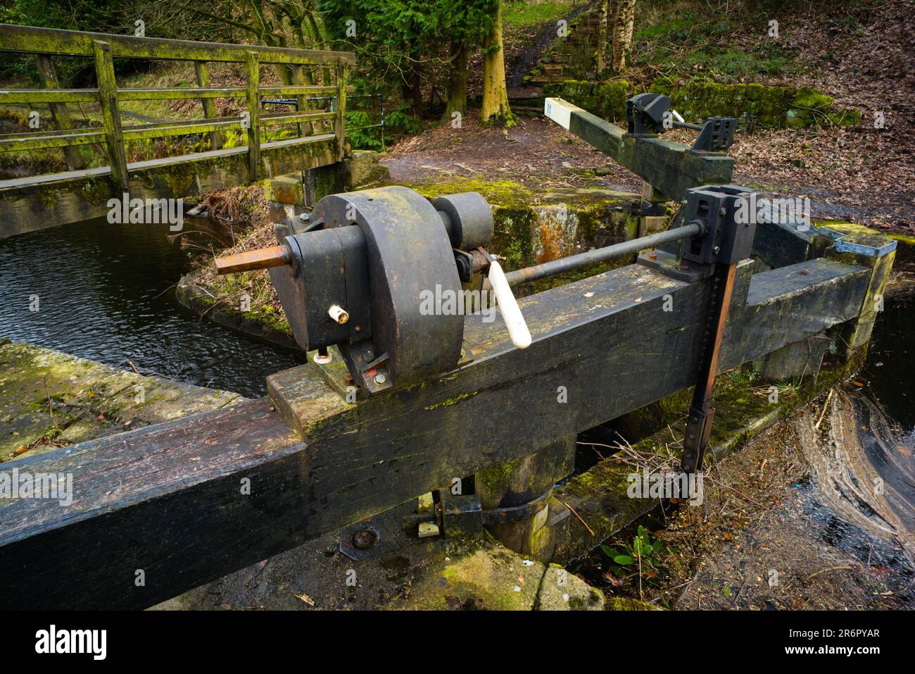 Detail der Wickelausrüstung mit integriertem Verriegelungsmechanismus an Schleuse 11 am Rochdale Canal Stockfoto