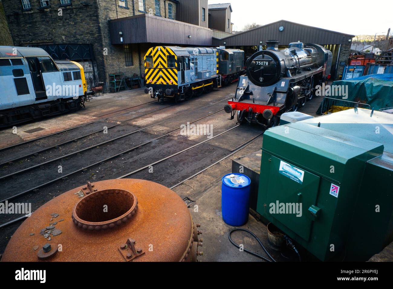 Der Maschinenschuppen im Howarth Depot auf der KWVR-Bahn Stockfoto