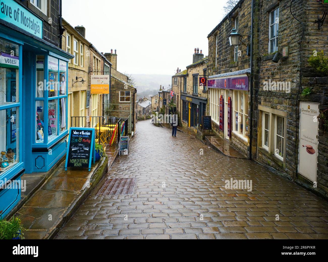 Die Hauptstraße in Howarth an einem nassen und regnerischen Tag Stockfoto