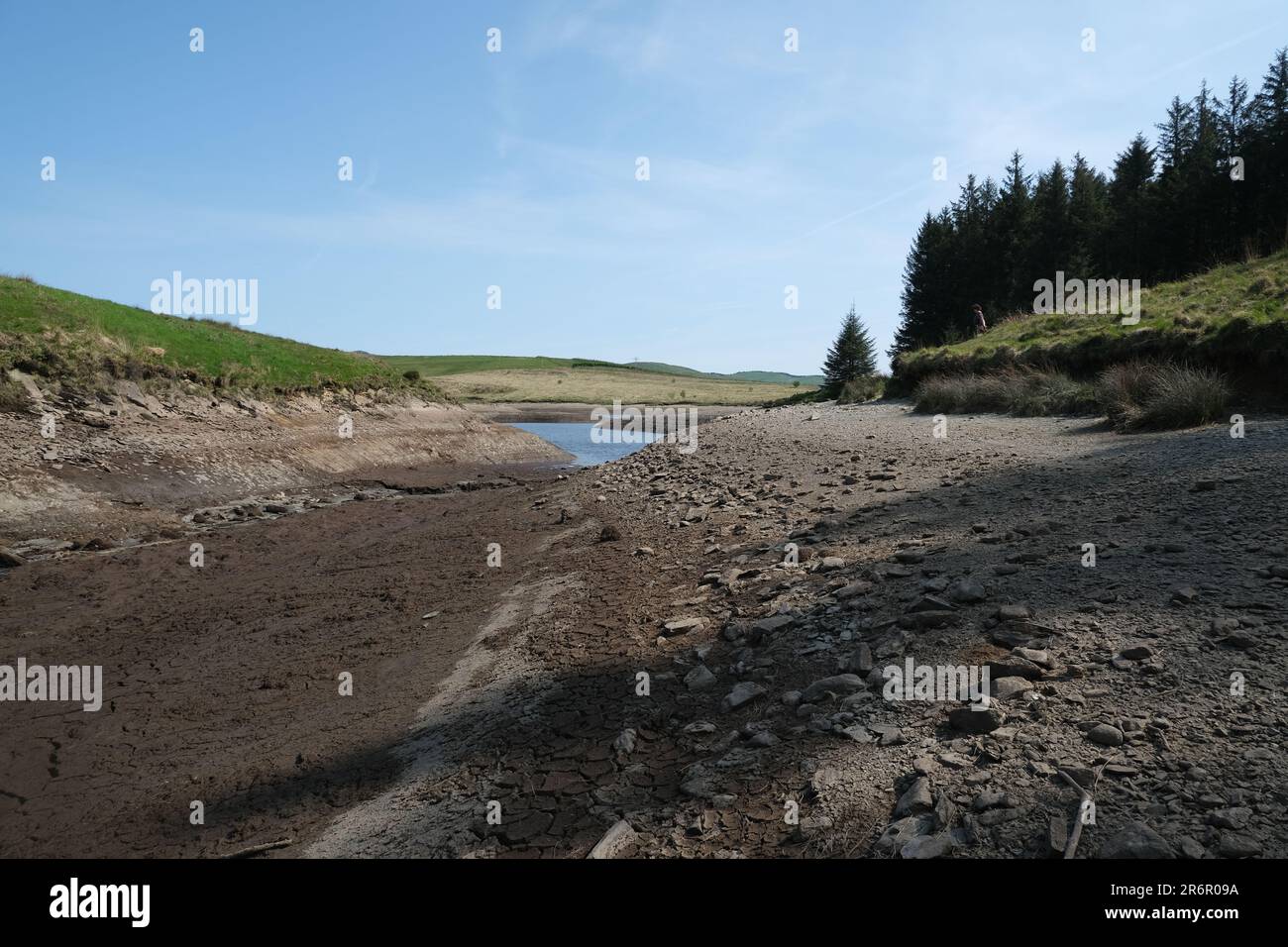 Dürre. Sehr niedriger Wasserstand im britischen Stausee/Staudamm Stockfoto