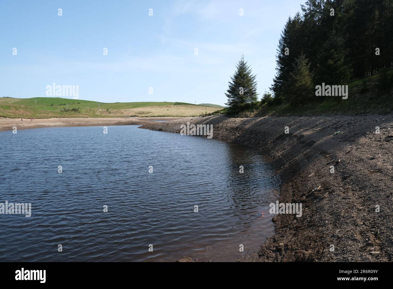Dürre. Sehr niedriger Wasserstand im britischen Stausee/Staudamm Stockfoto
