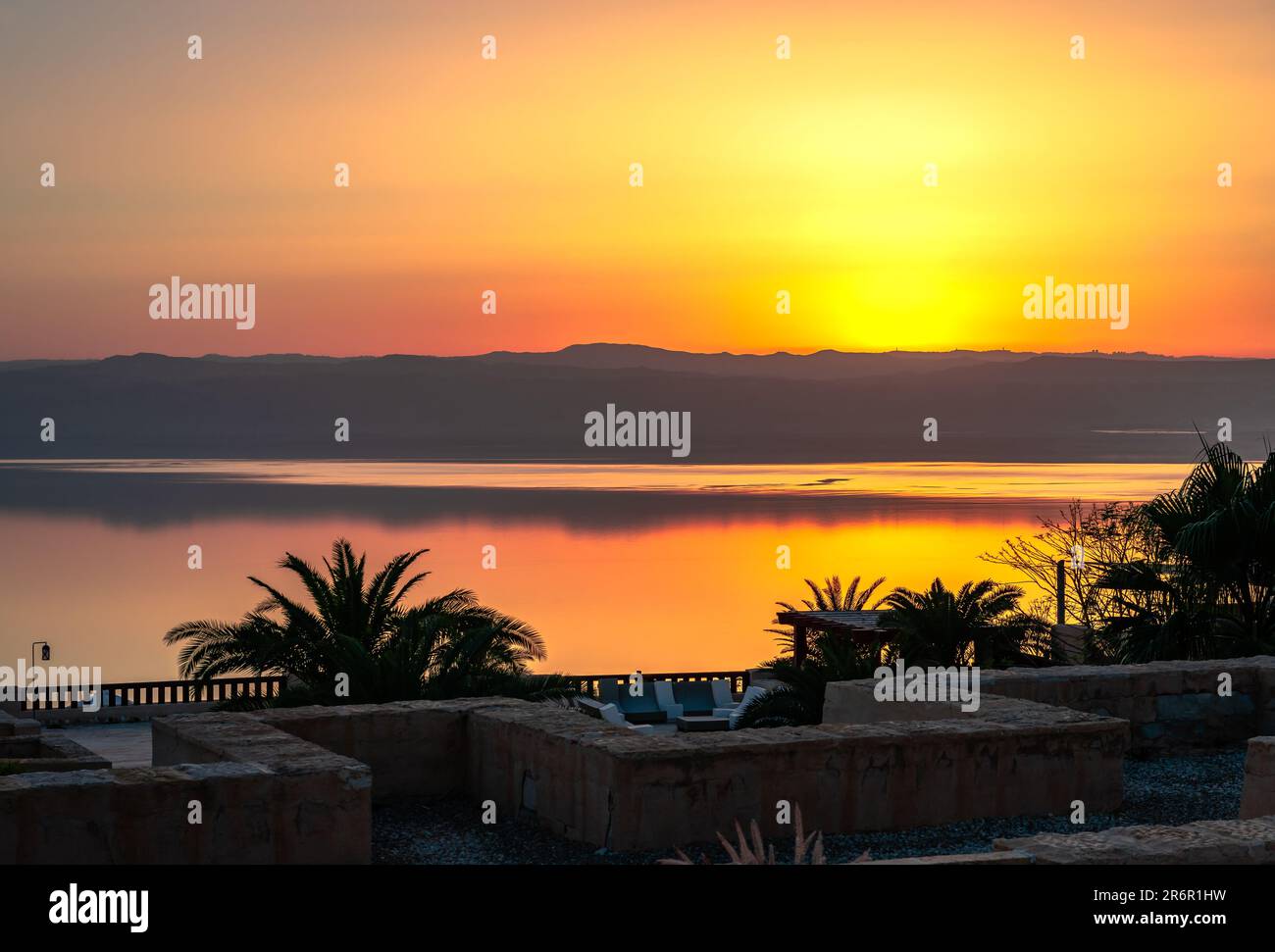 Sonnenuntergang im Toten Meer, Jordanien. Horizont über Wasser. Stockfoto