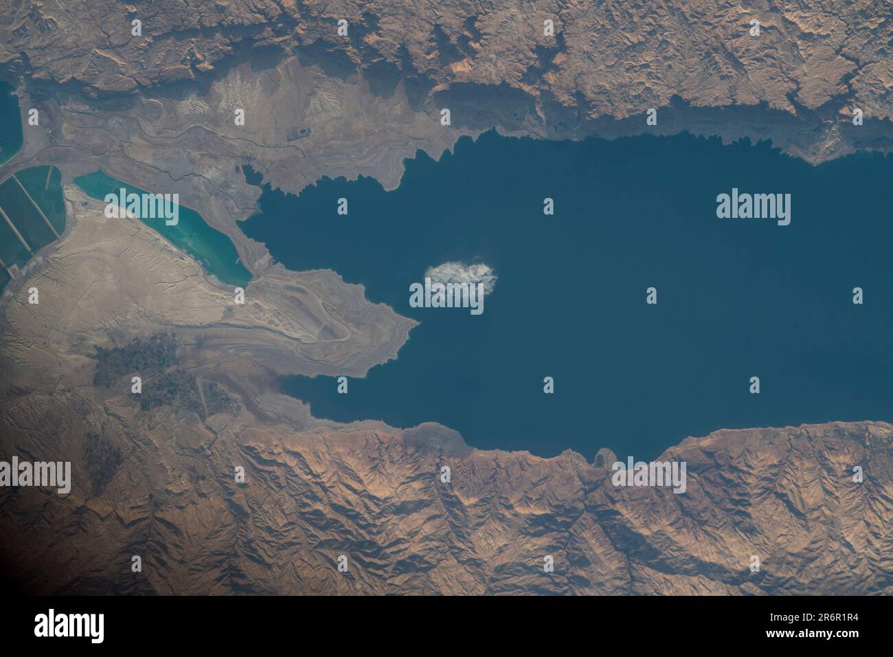 Das Tote Meer, die niedrigste Oberfläche der Erde (1.300 Fuß [400 Meter] unter dem Meeresspiegel), wird am 19. Mai 2023 fotografiert, während die Internationale Raumstation (ISS) 257 Meilen über dem Nahen Osten umkreist. Kredit: Sultan Alneyadi/NASA über CNP Stockfoto