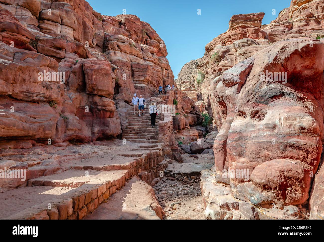 Petra, Jordanien - 16 2023. April: Wanderer auf dem Hauptweg, der vom Becken zum Kloster führt (Ad Deir) Stockfoto