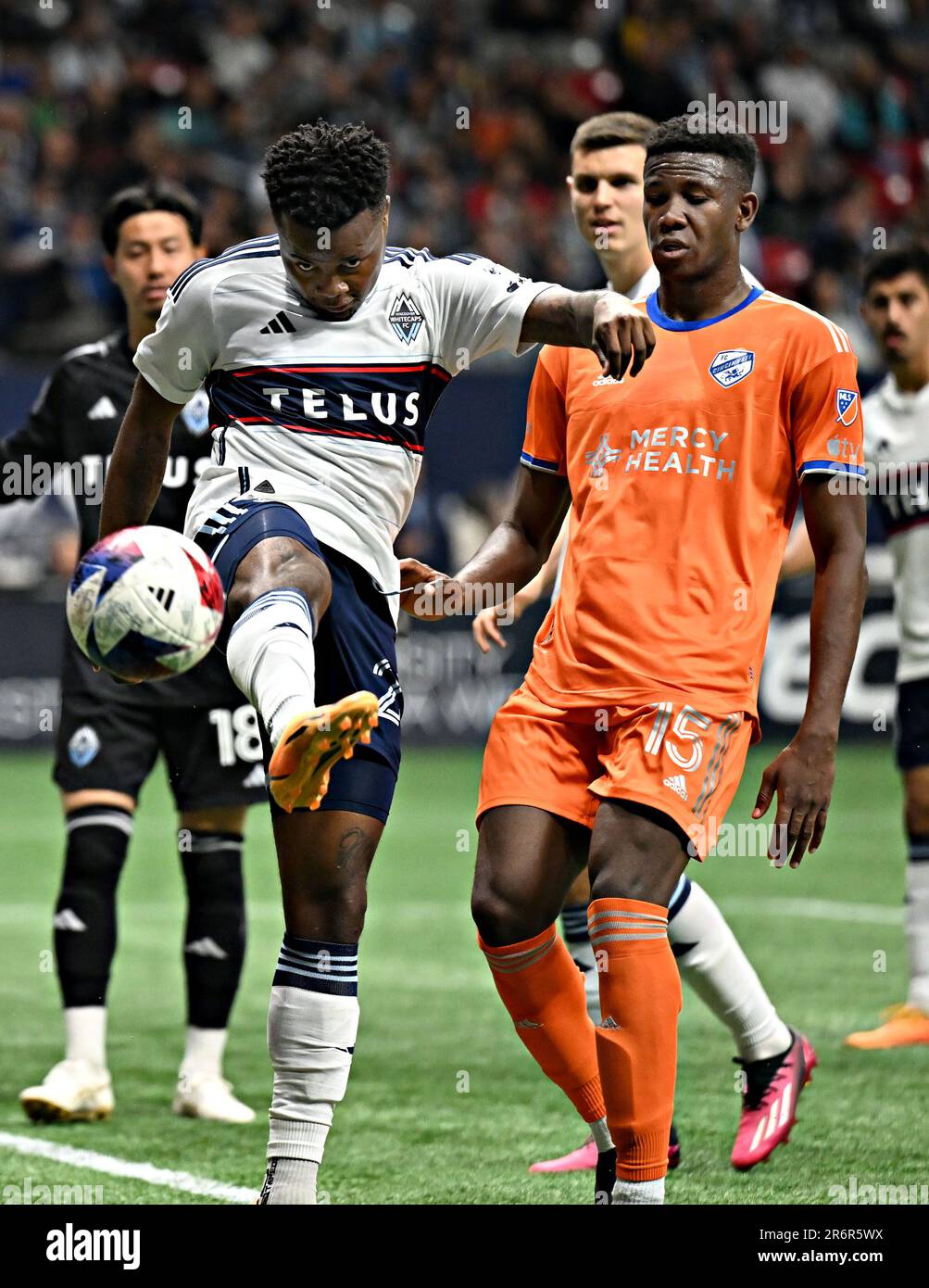 Vancouver, Kanada. 10. Juni 2023. Javain Brown (L, vorne) des Vancouver Whitecaps FC trifft Yerson Mosquera (R, vorne) des FC Cincinnati während des 2023. Major League Soccer (MLS)-Spiels zwischen dem FC Vancouver Whitecaps und dem FC Cincinnati am 10. Juni 2023 in Vancouver, Kanada. Kredit: Andrew Soong/Xinhua/Alamy Live News Stockfoto