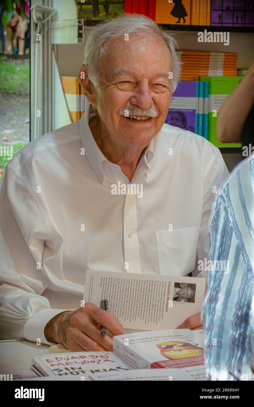 Juli 2023. Der Schriftsteller Eduardo Mendoza unterschreibt Bücher auf der Buchmesse Stockfoto