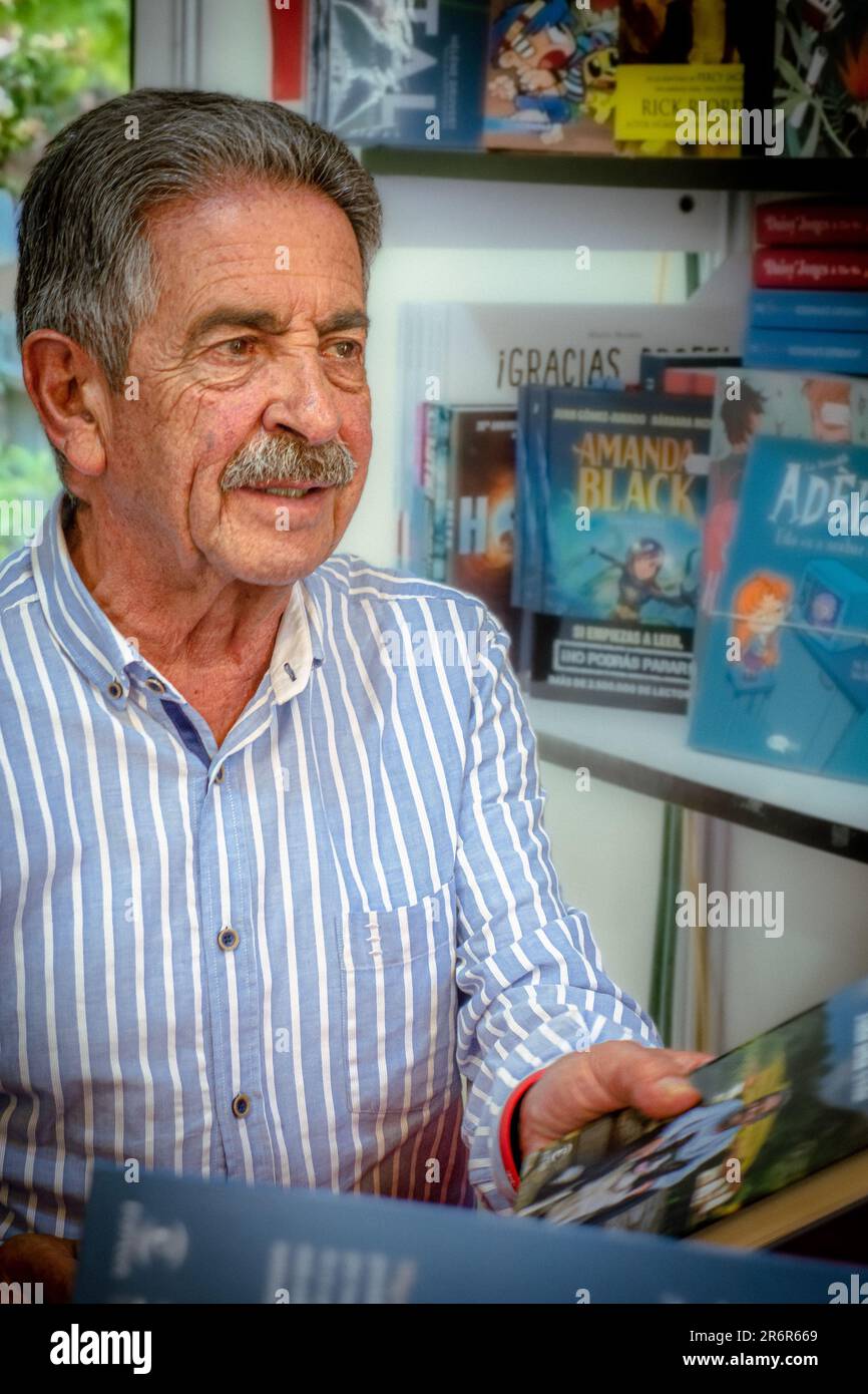 Madrid Juni 2023. Miguel Ángel Revilla unterschreibt sein Buch auf der Buchmesse. Stockfoto