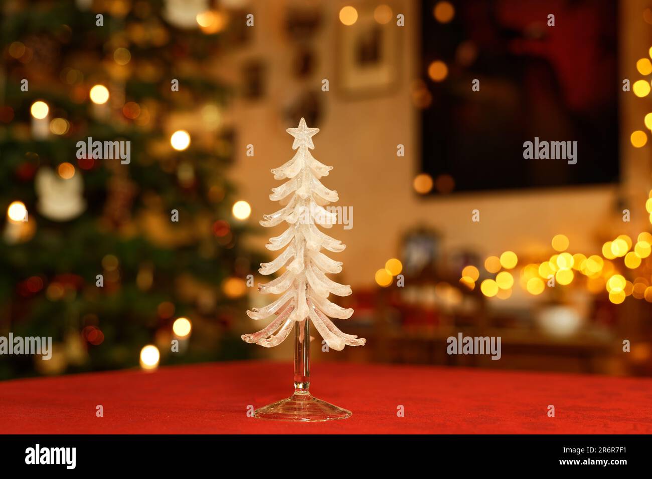 Handgefertigter Weihnachtsbaum aus Glas im Weihnachtszimmer Stockfoto