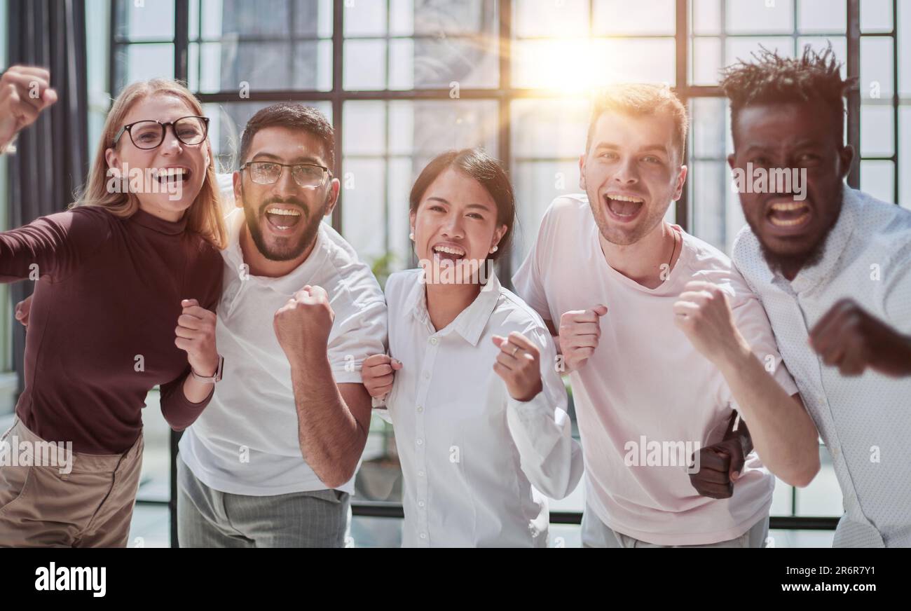 Porträt eines erfolgreichen kreativen Geschäftsteams, das die Kamera anschaut und lächelt. Stockfoto