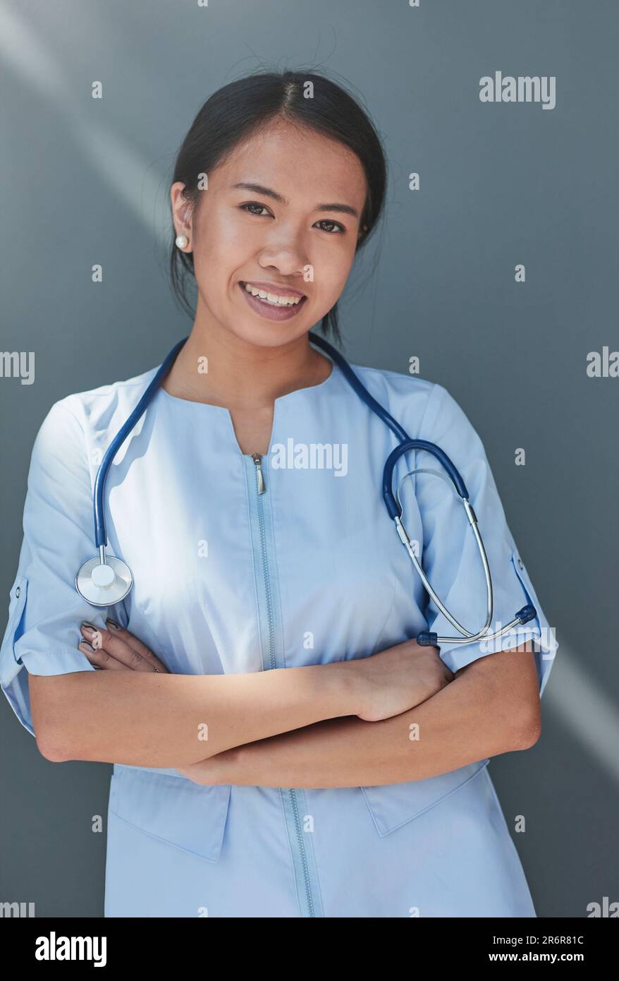 Porträt einer jungen afroamerikanischen Ärztin auf grauem Hintergrund Stockfoto