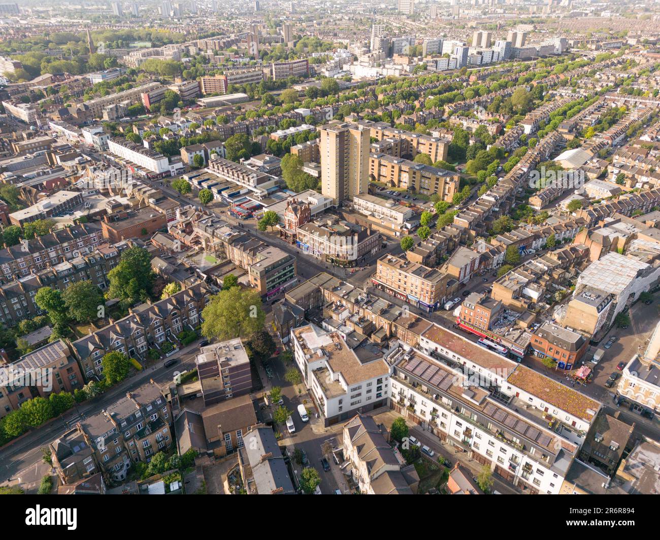 Die Kilburn High Road ist ein wichtiges Ortszentrum und ist im Londoner Plan des Bürgermeisters als eines von 35 „Hauptzentren“ ausgewiesen Stockfoto