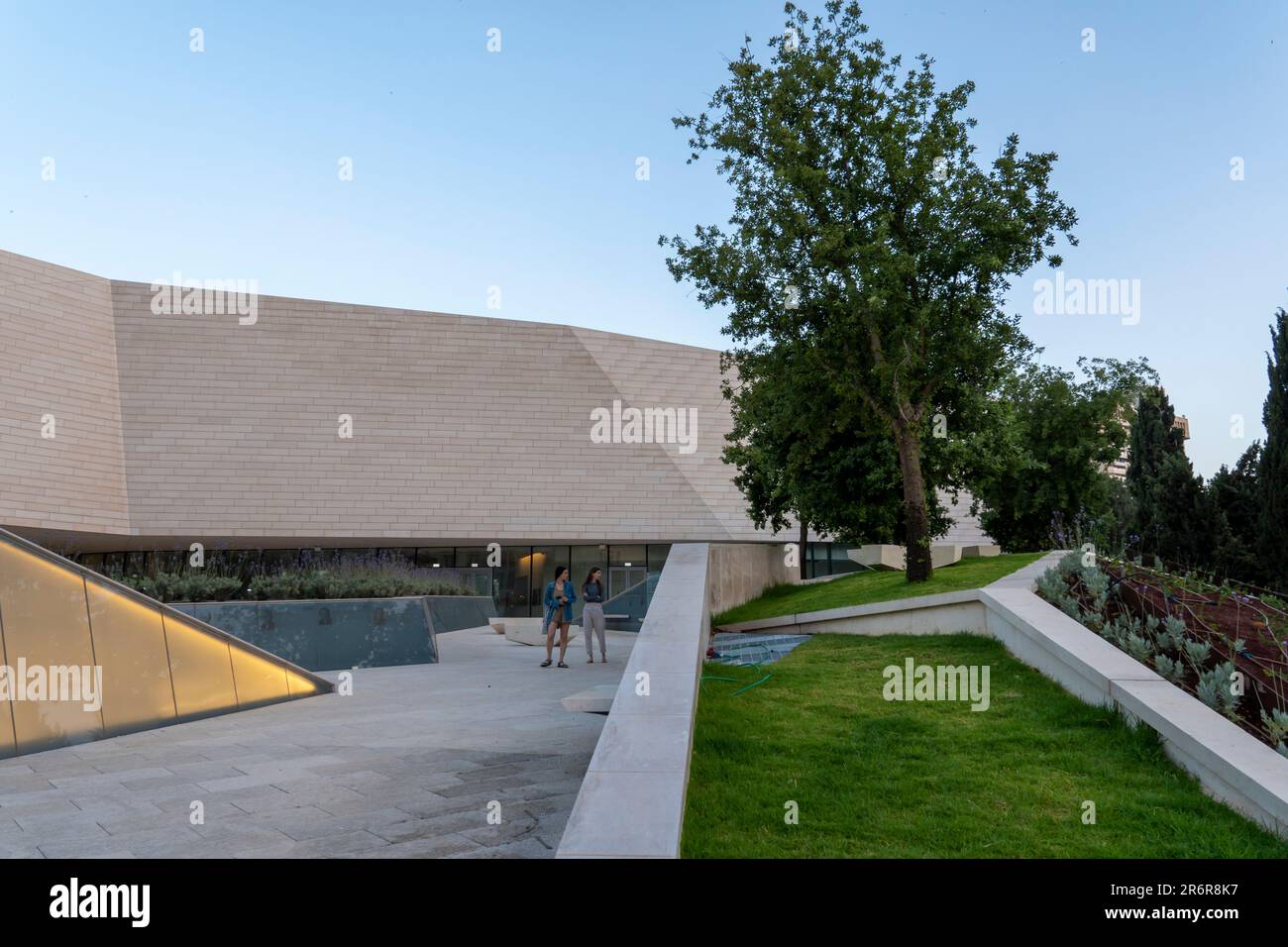 Blick auf das Museum of Tolerance Jerusalem und das Simon Wiesenthal Museum of Tolerance im Zentrum von West Jerusalem, Israel. Der erste Entwurf für das Zentrum wurde ursprünglich von Frank Gehry entworfen, später aber in bescheidenerem Maßstab vom Architektenbüro Yigal Levy in Jerusalem in Zusammenarbeit mit dem Architekturbüro Aedas British-Singapore entworfen. Stockfoto