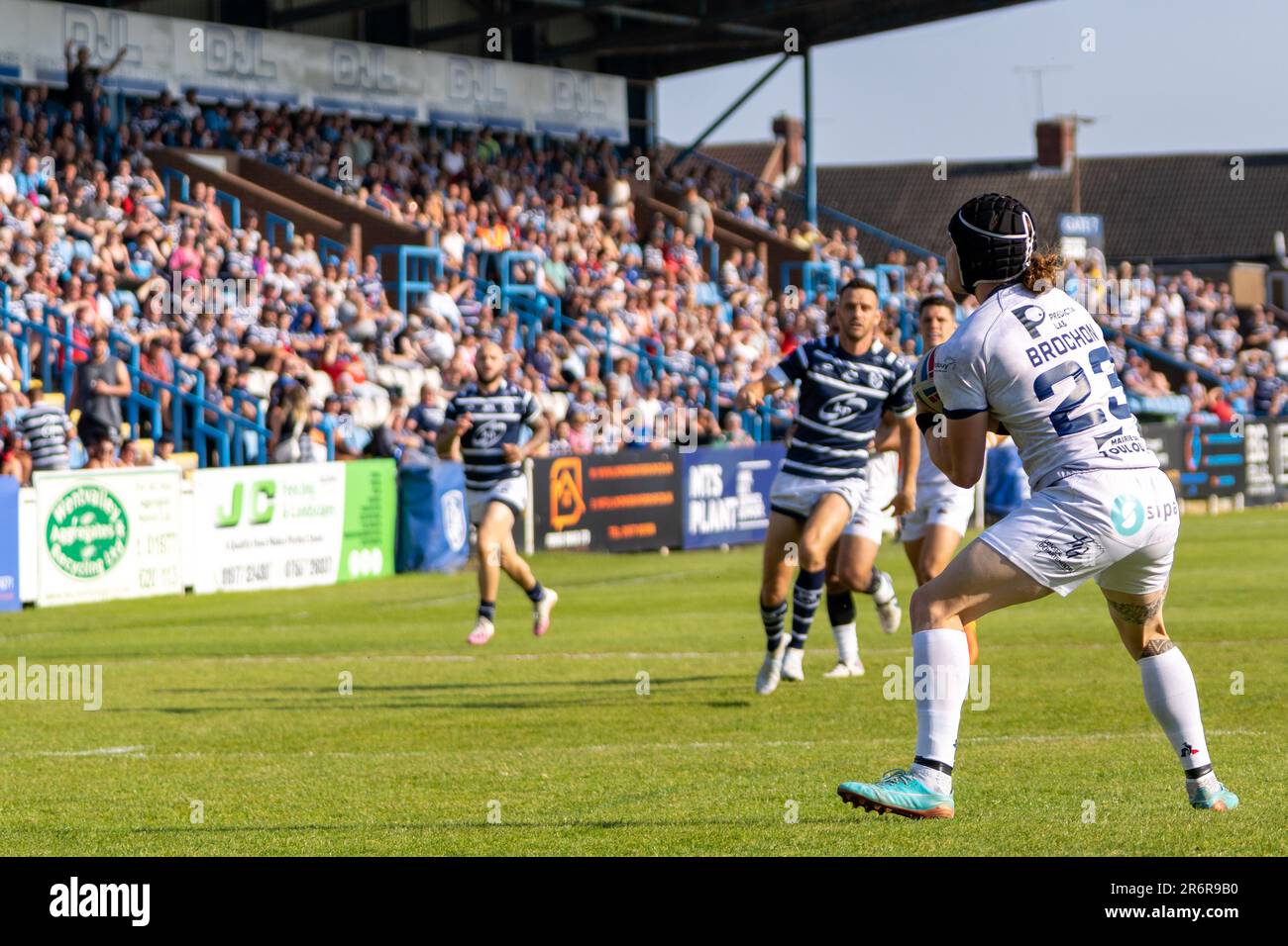 Featherstone, Großbritannien. 10. Juni 2023 Betfred Rugby League Championship: Featherstone Rovers gegen Toulouse Olympique. Nr. 23 Robin Brochon, Toulouse, erhält den Ball. Kredit Paul Whitehurst/Alamy Live News Stockfoto