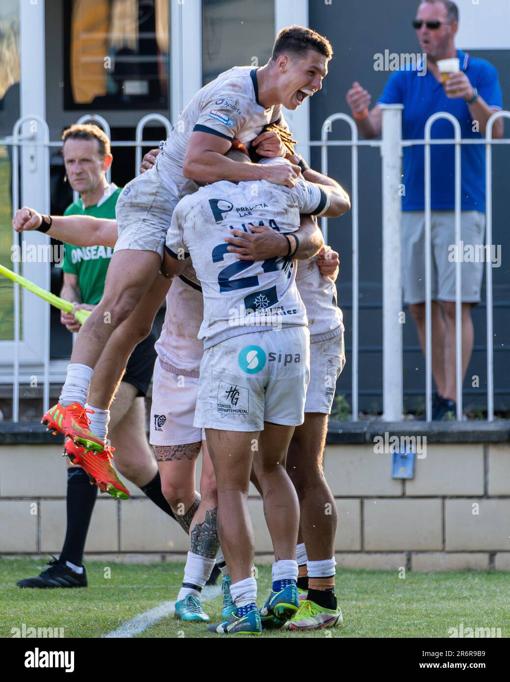 Featherstone, Großbritannien. 10. Juni 2023 Betfred Rugby League Championship: Featherstone Rovers gegen Toulouse Olympique. Nr. 18 Guy Armitage von Toulouse Olympique feiert seinen Versuch. Kredit Paul Whitehurst/Alamy Live News Stockfoto