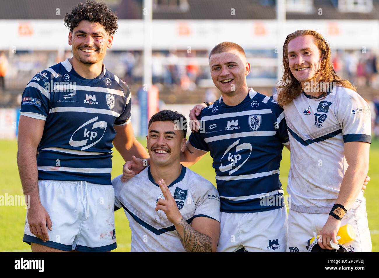 Featherstone, Großbritannien. 10. Juni 2023 Betfred Rugby League Championship: Featherstone Rovers gegen Toulouse Olympique. Ein paar Freunde posieren für ein Foto. Kredit Paul Whitehurst/Alamy Live News Stockfoto