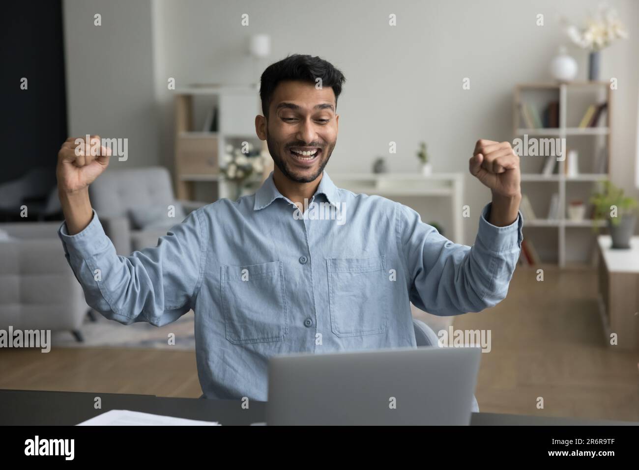 Glücklicher, aufgeregter Siegertyp, der Erfolg und Erfolg feiert Stockfoto