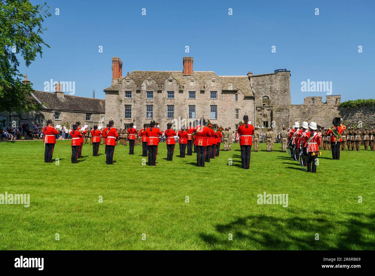 Royal Welsh Military Band, Veteranen und Kadetten feiern die Bekräftigung für ihre Freiheit der Grafschaft auf dem Gelände von Hay Castle Powys Wales UK Stockfoto